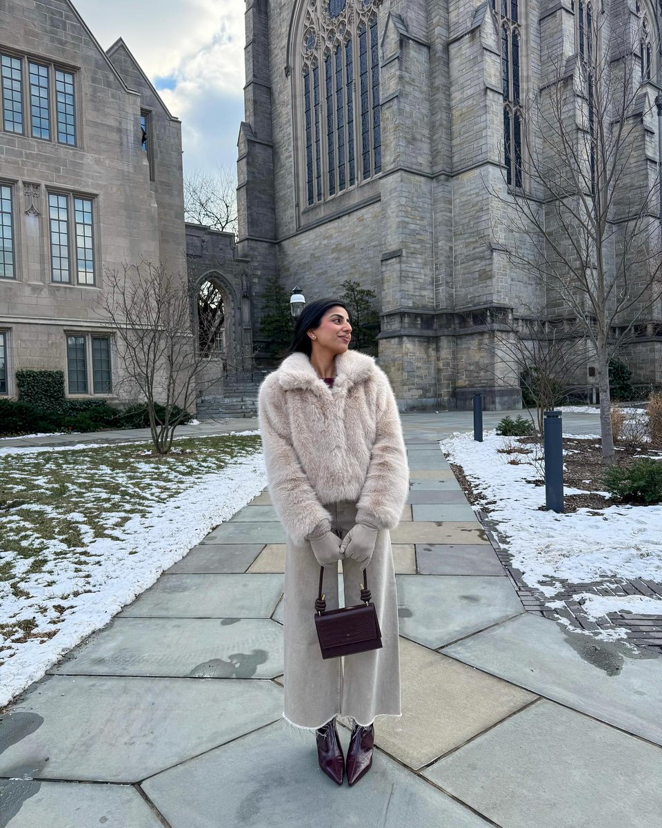 Embracing the winter magic in my comfy fit, because who says you can’t be warm and stylish? Stay snug😚