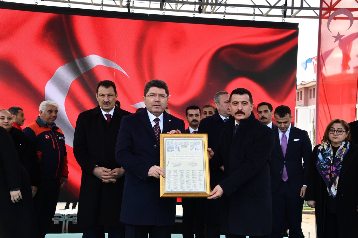 Burak AKELLER (@burakakeller) on Twitter photo Depremin ilk gününden itibaren bir çok kamu kurumu personeli ve sivil insiyatiflerle beraber yürüttüğümüz çalışmalardan ötürü Sayın Bakanımız <a href="/yilmaztunc/">Yılmaz TUNÇ</a> ‘ un takdirlerine mazhar olduk.
O zor günlerde beraber görev yaptığımız tüm mesai arkadaşlarıma selam ve minnetlerimi Depremin ilk gününden itibaren bir çok kamu kurumu personeli ve sivil insiyatiflerle beraber yürüttüğümüz çalışmalardan ötürü Sayın Bakanımız <a href="/yilmaztunc/">Yılmaz TUNÇ</a> ‘ un takdirlerine mazhar olduk.
O zor günlerde beraber görev yaptığımız tüm mesai arkadaşlarıma selam ve minnetlerimi