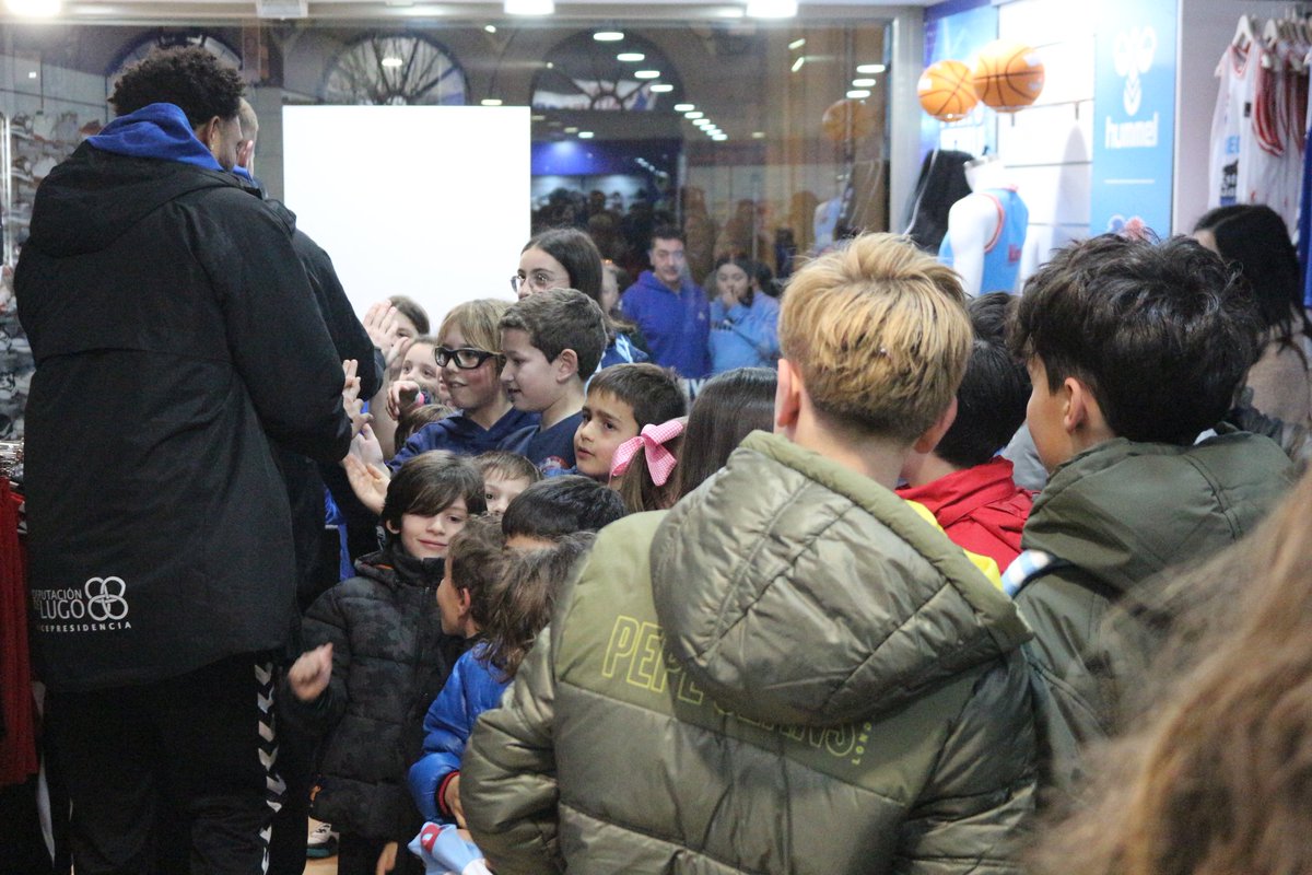 🩵🩵
#ForzaBreo en <a href="/Intersport_es/">Intersport Spain</a> 
Punto de venda oficial do Río Breogán en Rúa Bispo Aguirre de Lugo 🩵🦁