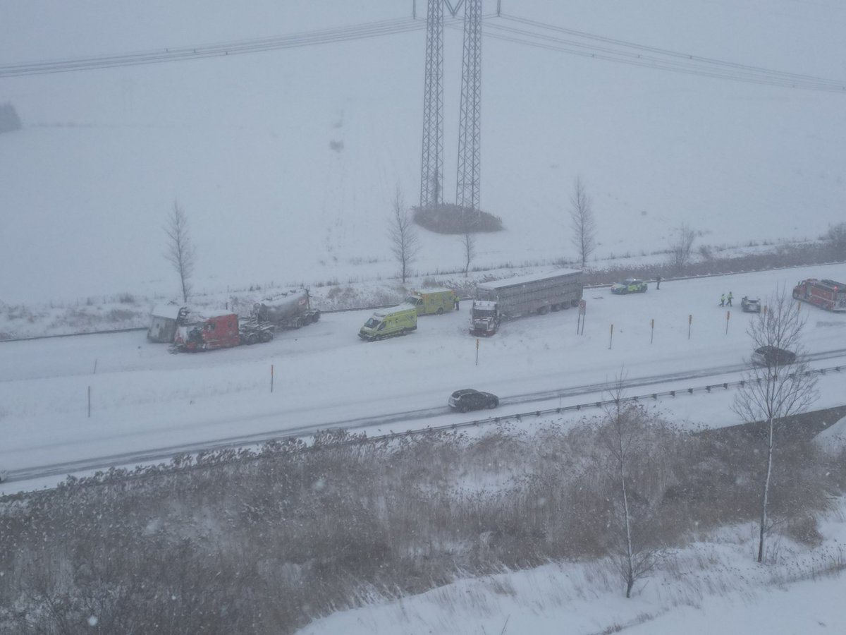 MathieuTye's tweet image. 2 carambolages sur l’autoroute 10 direction ouest km 40
Plusieurs véhicules lourds impliqués.