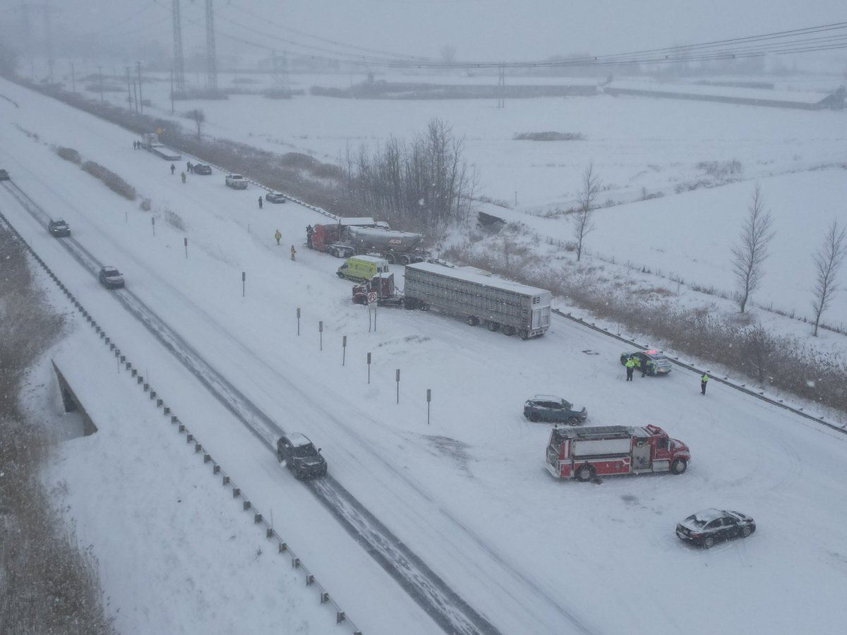 MathieuTye's tweet image. 2 carambolages sur l’autoroute 10 direction ouest km 40
Plusieurs véhicules lourds impliqués.