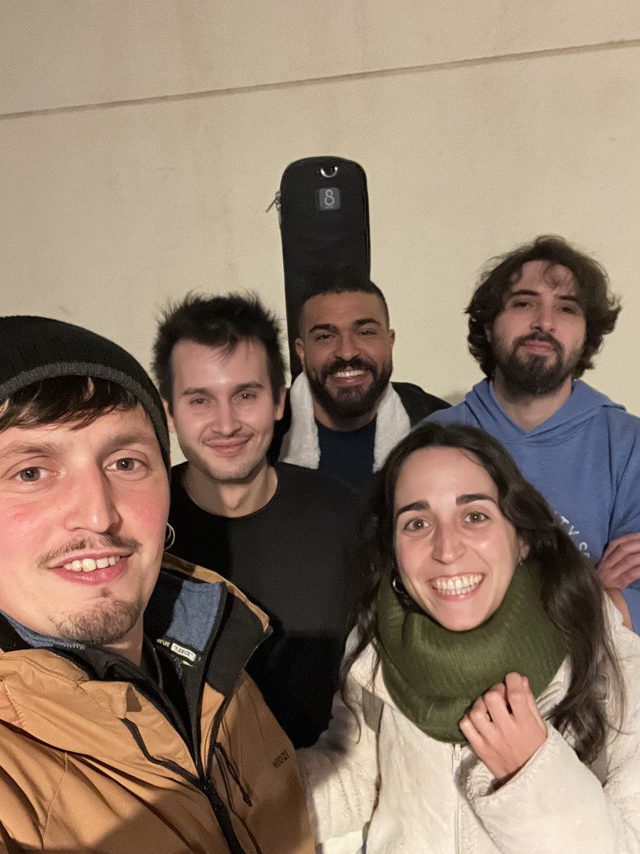 Aquestes fotos son dels últims assajos que hem estat fent pel concert d’aquest dissabte al Teatre Casino Llagosterenc.
Les tres primeres les ha fet en Jordi Galderic. 💖🫶🏻

Entrades a l’enllaç. En encantarà que vingueu. ❤️‍🩹
🎫 ticketing.cat/ca/un-principi…