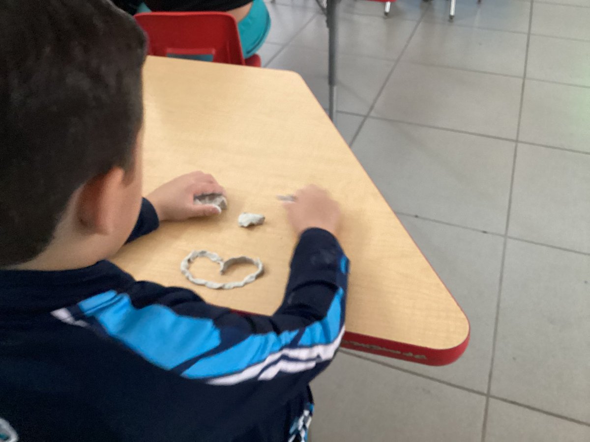 FranquezYareli's tweet photo. Today we used clay to make Valentine's Day gifts💌
-Creativity is the magic that makes your heart smile❤️✨
@MayraGonz15 @CSBoficial @AraceliGis51584 https://t.co/ZGkc1eA0Nf