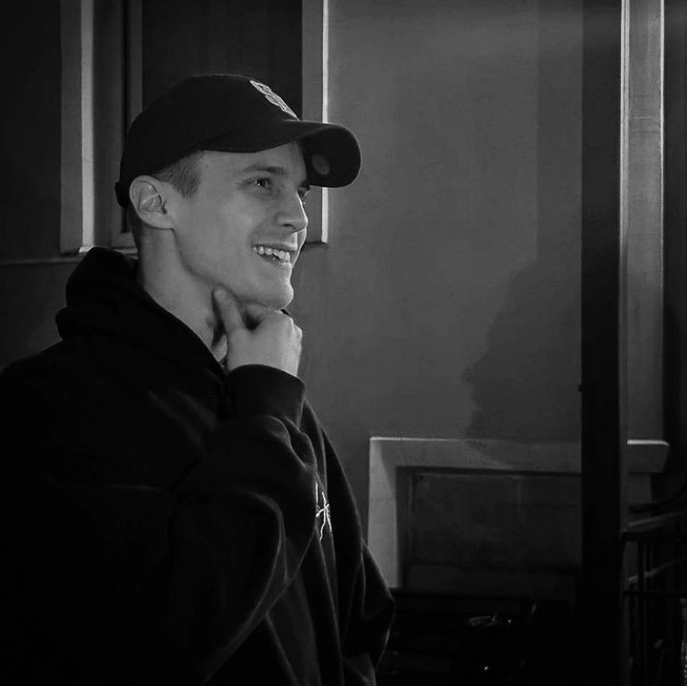 stap1c's tweet image. я бежал на чердак повеситься, 
но упал — поскользнулся на лестнице. 
торопился успеть до полночи, 
а открыл глаза — уже солнечно.