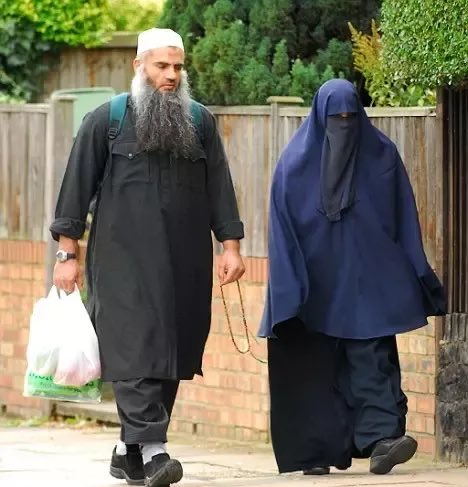 _umbertoeco__'s tweet image. Özbekistan Müslüman tarzı sakalları yasakladı. Sakal bırakanlara 400 dolar ceza verilecek.

Polis onları sakallı görürse zorla kesecek.

Yakında burka'nın da yasaklanacağı tahmin ediliyor.

Bu yasaların Türkiye'de de uygulanmasını isteyenler burada mı...?!