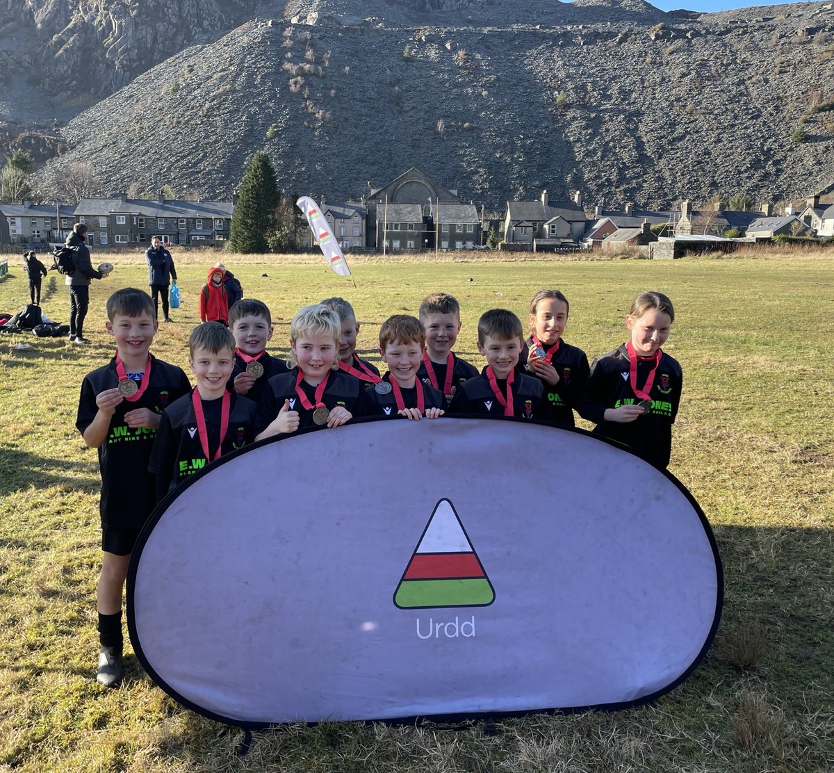 Urdd Meirionnydd (@urddmeirionnydd) on Twitter photo Diwrnod gwych yng Nghystadlaethau
TAG Meirionnydd heddiw 🏉🤩
Canlyniadau:
TAG Merched 🏆
🥇<a href="/Godrer_Berwyn/">Ysgol Godre’r Berwyn</a>
🥈 Cysgod y Foel
TAG Cymysg Bl 3-4 🏆
🥇<a href="/YsgolOMEdwards/">Ysgol O M Edwards</a>
🥈 <a href="/Ysg_BroTryweryn/">Ysgol Bro Tryweryn</a>
Da iawn chi 👏
Diolch i <a href="/BroFfestiniog/">Clwb Rygbi Bro Ffest</a> am y croeso a defnydd y caeau a’r clwb 🏉 Diwrnod gwych yng Nghystadlaethau
TAG Meirionnydd heddiw 🏉🤩
Canlyniadau:
TAG Merched 🏆
🥇<a href="/Godrer_Berwyn/">Ysgol Godre’r Berwyn</a>
🥈 Cysgod y Foel
TAG Cymysg Bl 3-4 🏆
🥇<a href="/YsgolOMEdwards/">Ysgol O M Edwards</a>
🥈 <a href="/Ysg_BroTryweryn/">Ysgol Bro Tryweryn</a>
Da iawn chi 👏
Diolch i <a href="/BroFfestiniog/">Clwb Rygbi Bro Ffest</a> am y croeso a defnydd y caeau a’r clwb 🏉