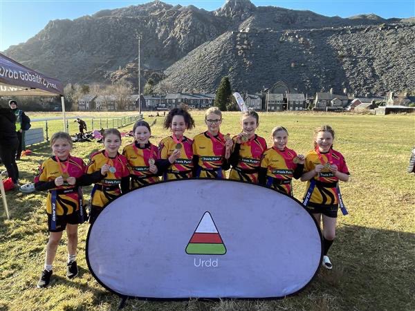 urddmeirionnydd's tweet photo. Diwrnod gwych yng Nghystadlaethau 
TAG Meirionnydd heddiw 🏉🤩

Canlyniadau:

TAG Merched 🏆

🥇@Godrer_Berwyn 
🥈 Cysgod y Foel 

TAG Cymysg Bl 3-4 🏆

🥇@YsgolOMEdwards 
🥈 @Ysg_BroTryweryn 

Da iawn chi 👏

Diolch i @BroFfestiniog  am y croeso a defnydd y caeau a’r clwb 🏉 https://t.co/D37jvz4vQf
