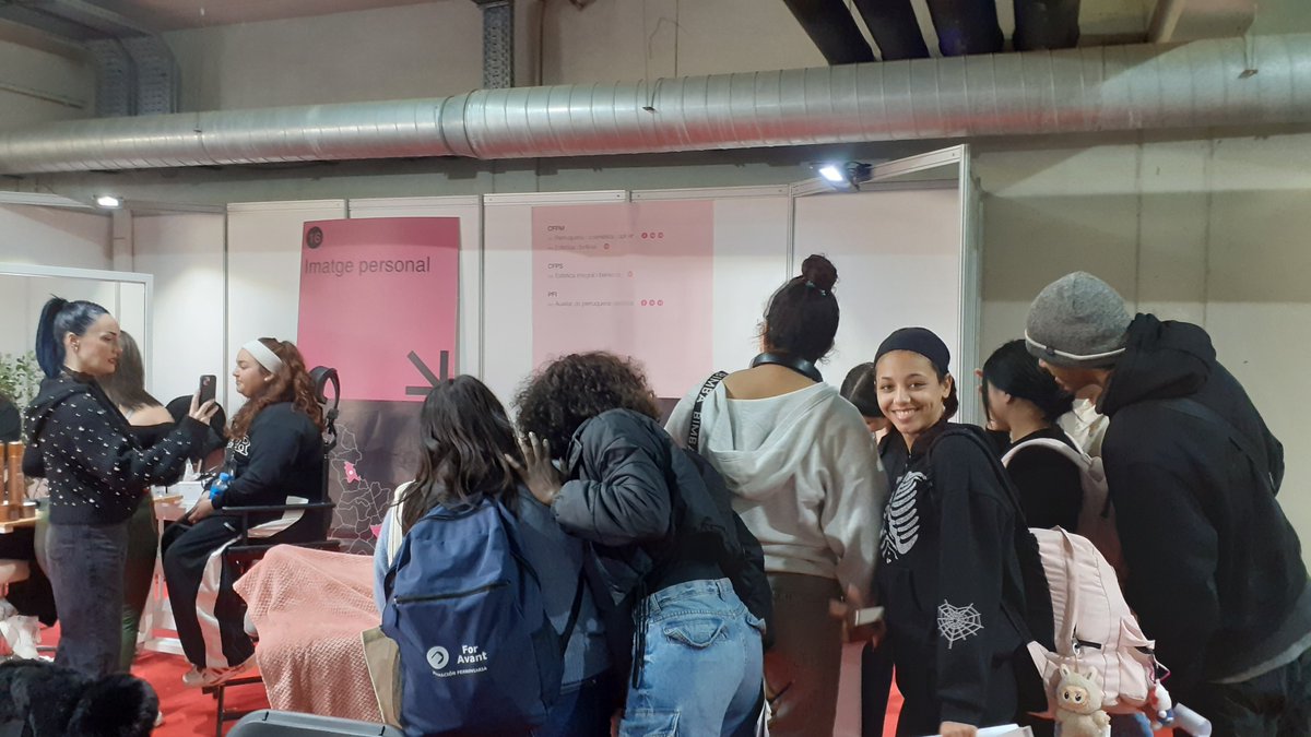 CfaCornella's tweet photo. Ha arribat el dia de la #FiraFP a #Viladecans!🔥😍 Alumnes de diversos grups del centre,com ara #GES,#CAM o #PPAU han visitat aquesta gran exposició dels diversos cicles formatius que s'imparteixen a la nostra comarca.Potenciem l'#orientació de l'alumnat per al seu esdevenidor💪 https://t.co/ryPPvv1vE6