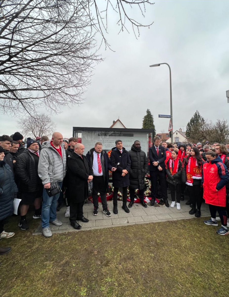 the_mmmf's tweet photo. About 800 Reds (including 13 members of the MMMF) in Munich today to commemorate the 67th anniversary of the Munich Air Crash. Thanks to everyone who came out and thanks to Andy Cole for joining us in his role as MUFC Ambassador https://t.co/O3OBsiZjfV