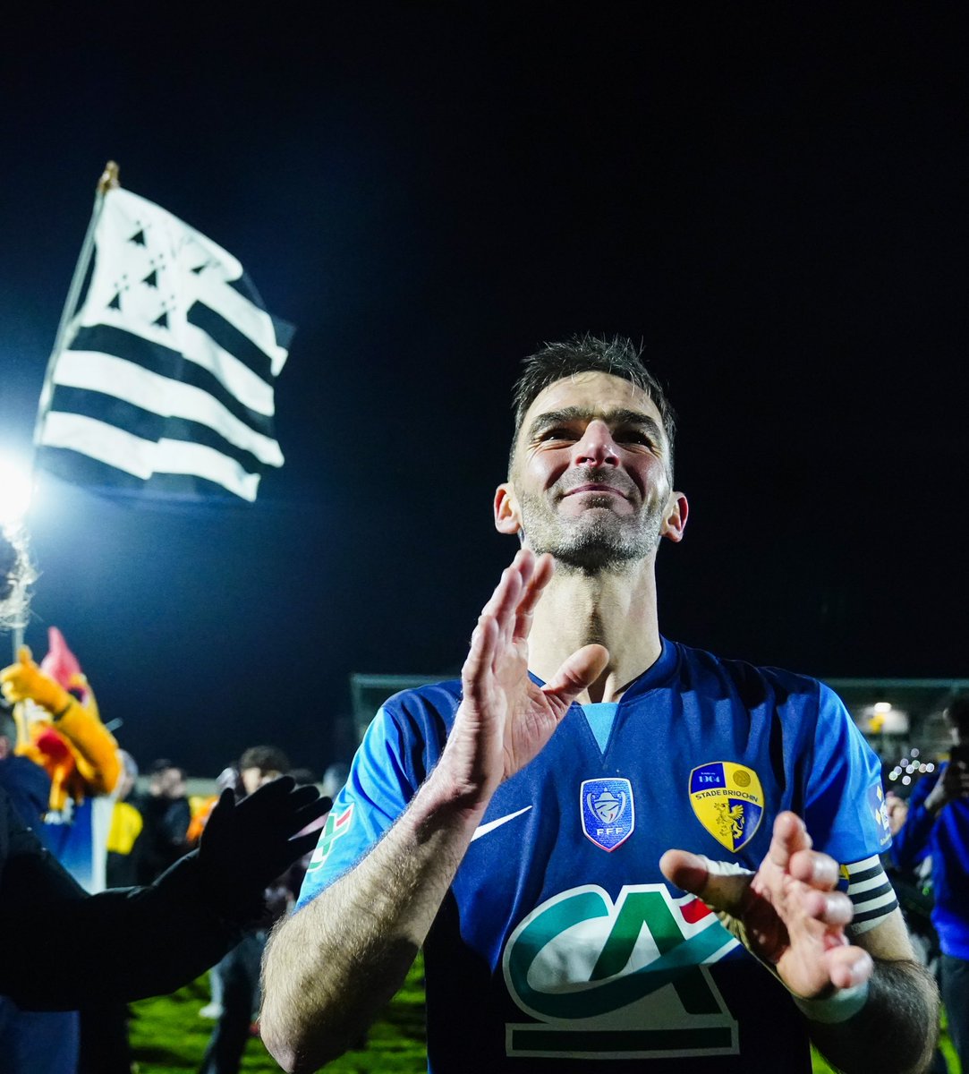 _BeFootball's tweet photo. La légende Christophe Kerbrat (38 ans) va retrouver le PSG en Coupe de France pour sa toute dernière saison. 

Je ne dormirais pas tranquille si j’étais Barcola ou Kvaratskhelia… https://t.co/Kad1PtWzZj