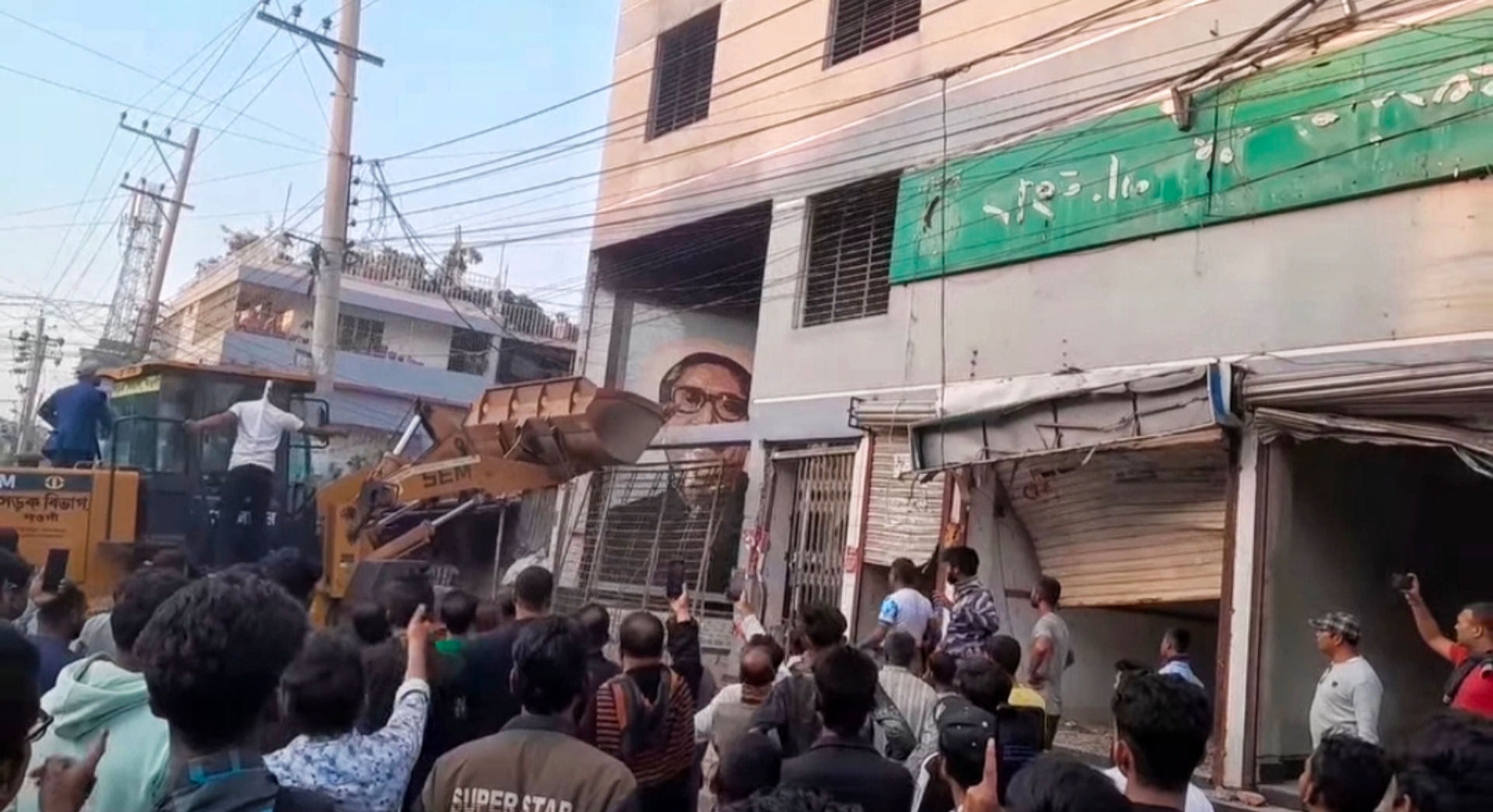 নওগাঁয় আ.লীগ কার্যালয় ও সাবেক মন্ত্রী সাধনের বাড়ি ভাঙচুর