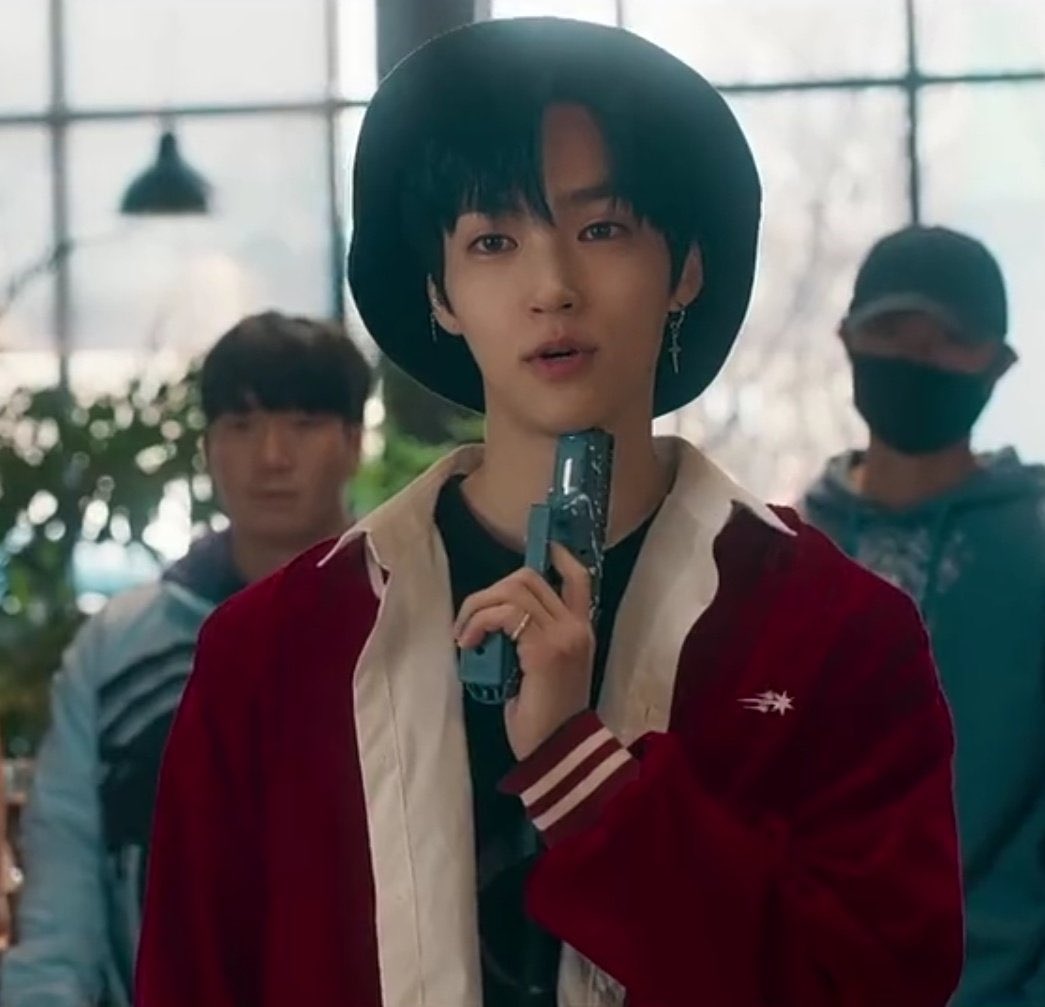 shad0w_black01's tweet image. the gun, pretty face, cute smile, blue hair, big hat, shining eyes… oh ma minhwan, you’re so fine but scary as hell. #StudyGroupEp6 #StudyGroup