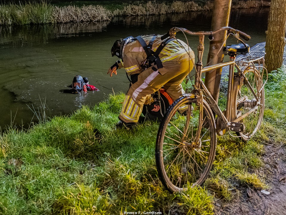 Duikinzet brandweer in Gouda vanwege fiets langs waterkant
