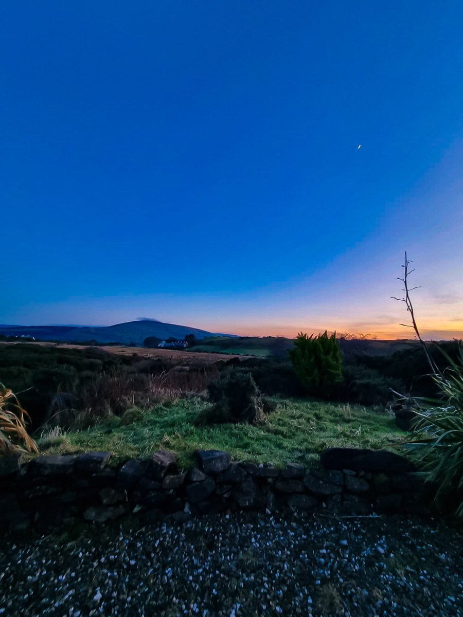 McginnNicole's tweet photo. So nice to see a stretch in the evenings.😍 Horses and sunsets 🌇  #sunset #horses #equestrian #NorthernIreland #photography #Ballycastle #visitcauseway #causewaycoast https://t.co/Y1SZ97cE3E