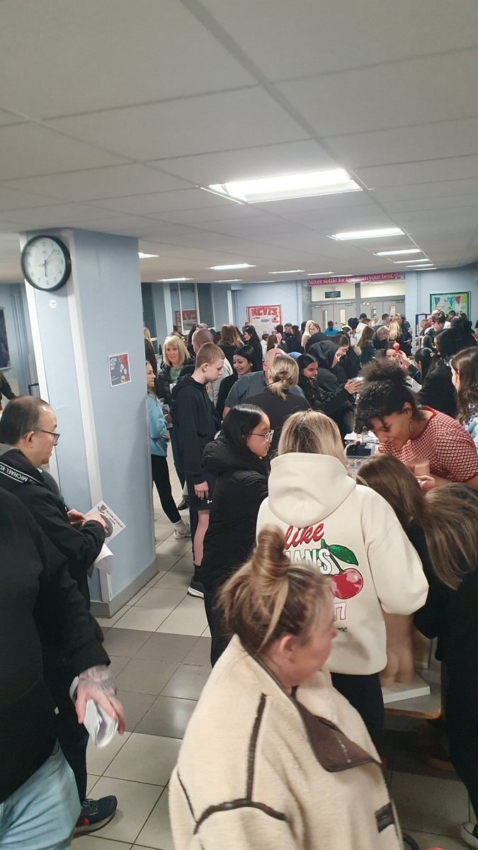 HillparkSec's tweet image. Thanks to all of you who attended our Careers Information Evening tonight and made it a great success! 
We really appreciate all of our partners in the Education and Employment sectors who came along to support #DYW