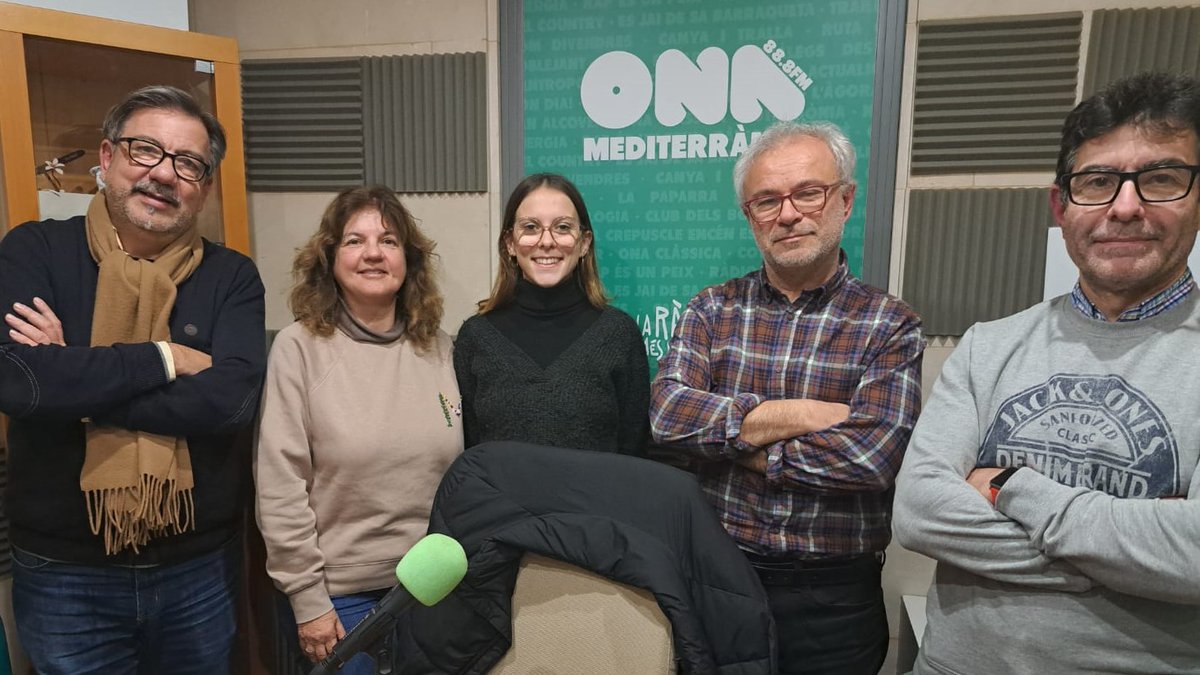 elCrepuscle's tweet photo. Preparats per a començar a les 9 del vespre @elCrepuscle a @OnaMediterrania que avui dijous inclourà la conversa amb l'antropòloga MARIA MUNAR sobre ball, música i tradicions populars #balldebot 📻 88.8 FM 
📲 https://t.co/gcnKI4mz7e 
🕖 Redifusió: demà divendres a les 07:00 https://t.co/NroqZI3LvJ