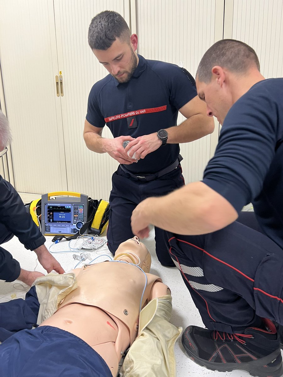 #formation | Les 9 infirmiers SP volontaires en formation dans le cadre des PISU arrivent au terme de celle-ci avec aujourd’hui l’examen final. 
Après un parcours de 6 j (AMU,NOVI,SSO), de gardes VLI en doublures ils sont désormais validés par notre médecin-chef. 
Un grand bravo