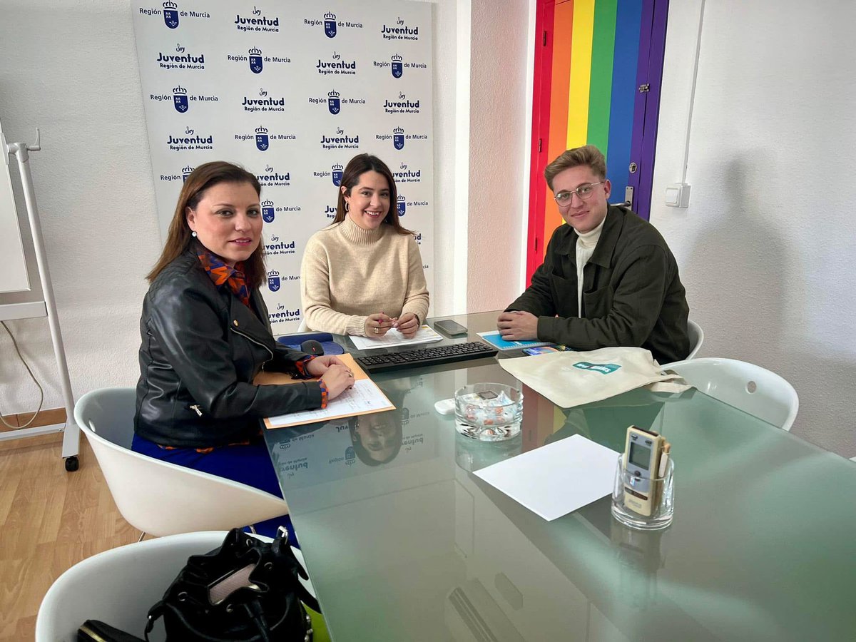 Hoy, junto a la alcaldesa <a href="/HerreroCati/">Cati Herrero</a>, nos hemos reunido con la directora general de Juventud, <a href="/EspallardoMunoz/">Muñoz Espallardo, Carmen María</a>, para seguir avanzando en el Plan de Juventud de Fortuna y mejorar las oportunidades para nuestros jóvenes. 

¡Seguimos trabajando! 💪

#JuventudFortuna 
#FortunaJoven