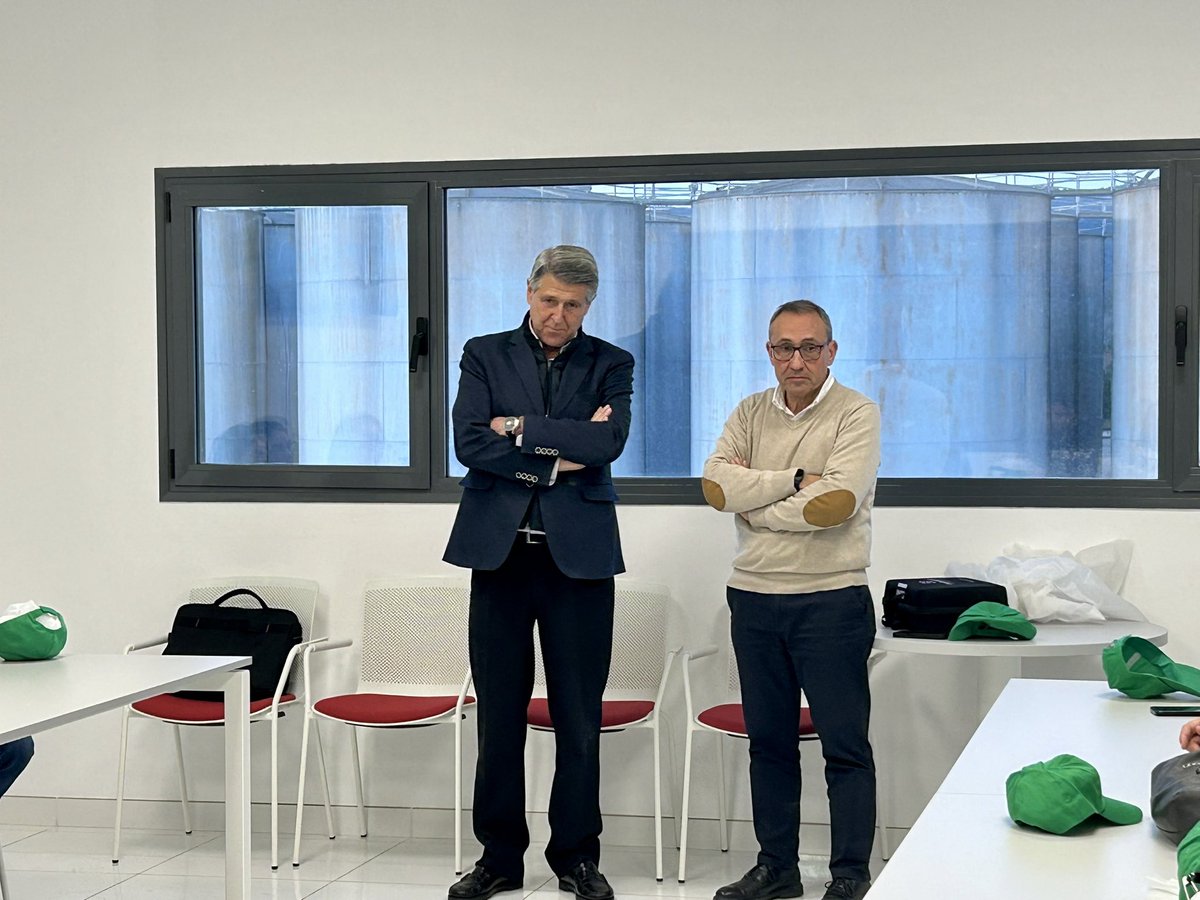 CoopAgroCLM's tweet photo. Los participantes del PADC de la #ENC iniciativa impulsada por #CACLM y @SomosGlobalcaja han iniciado hoy viaje técnico para conocer el funcionamiento y gestión de tres plantas de producción de @DCoop y @Covap https://t.co/EpyqTYC9r6