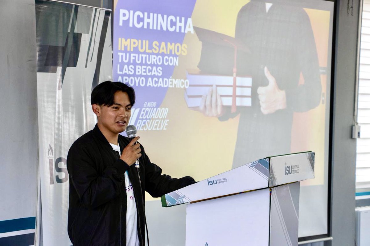 EduSuperiorEc's tweet photo. ¡Recorremos el país entregando las becas Apoyo Académico! 📚

En #Pichincha, 1.181 jóvenes han recibido este beneficio; 293 estudian en el @ISUCentralTec. Nuestro secretario @cesarvasquez_ec destacó que con su esfuerzo, los jóvenes impulsan el futuro y el desarrollo del país 🇪🇨. https://t.co/l19GT2Fp9U