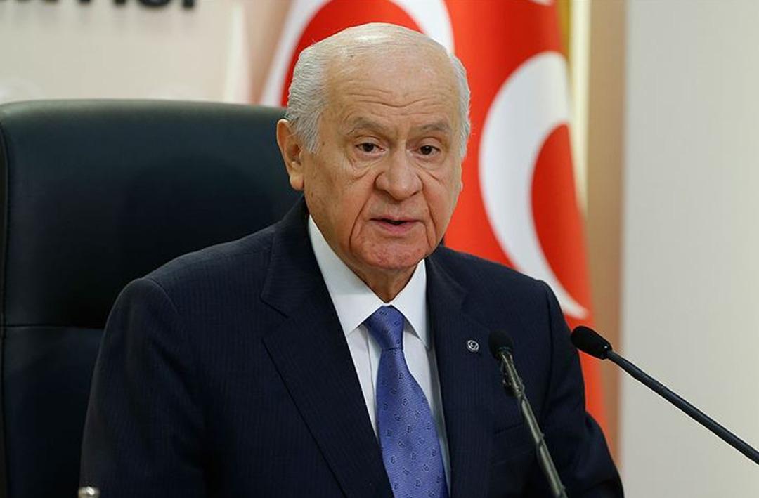 ApolitikX's tweet photo. Devlet Bahçeli Öldü mü? Son Durumu Nasıl? Doktorunun yaptığı açıklamada Bahçeli'nin 10 yıl önce değiştirilmiş kalp kapağındaki dejenerasyon bulgularının olduğu, bu nedenle kalp kapakçığı ameliyatı olduğu belirtilmiştir. #DevletBahceli #sondakika https://t.co/wkLGCcQA5Z