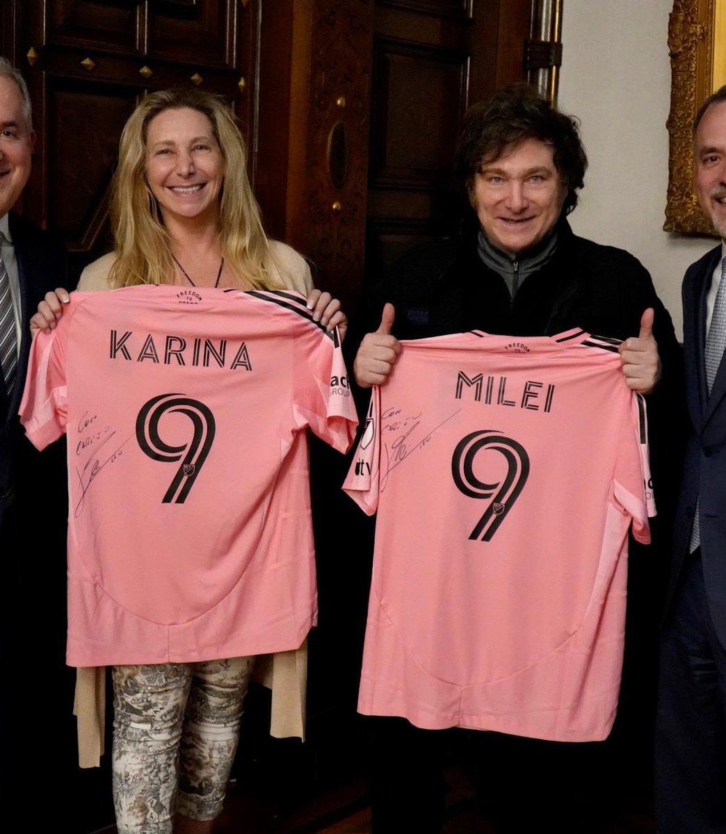 🚨 MESSI LE ENVIÓ CAMISETAS DEL MIAMI FIRMADAS A MILEI🐐

FALLECIERON LA TOTALIDAD DE LOS KUKARDOS⚰️⚰️⚰️⚰️⚰️