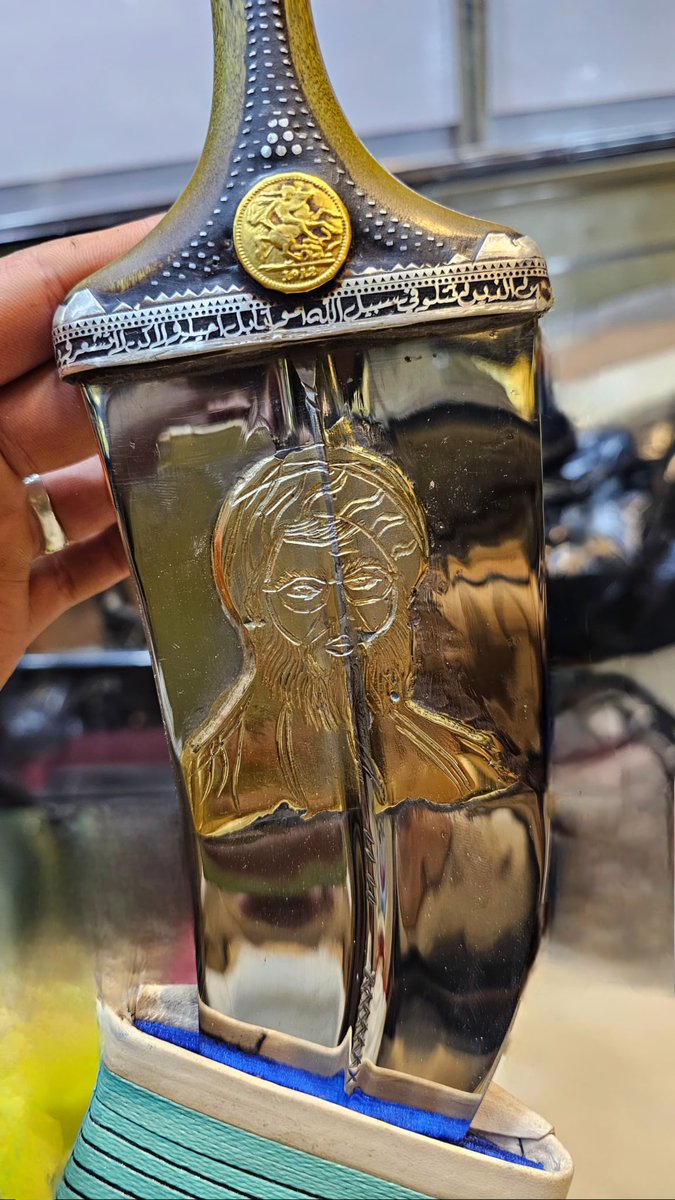 غادرت مكان واستوطنت أماكن ..
قتلوك رجلاً وخلدوك ثقافة ..!
-
السيد حسن يزين الجنبية اليمنية ❤️
#سيد_الشهداء