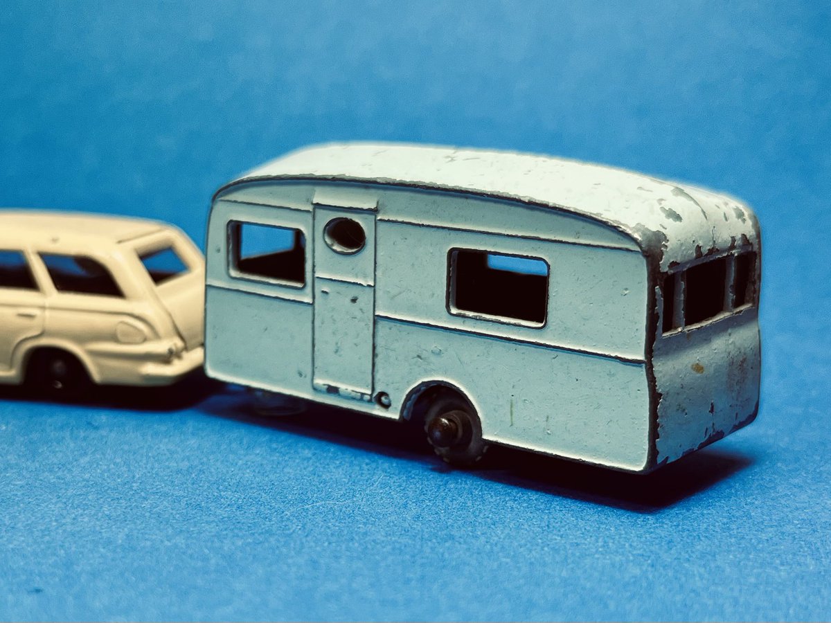 diecastchile's tweet photo. Matchbox Regular Wheels casa rodante Berkeley Cavalier. Esta es la segunda representación del modelo, con el detalle del agujero en que se afirma la base, afuera del perímetro de la puerta. Traída de la reciente #expodiecastchile
#matchbox #lesney #regularwheels #diecast https://t.co/tJSh2kVCST