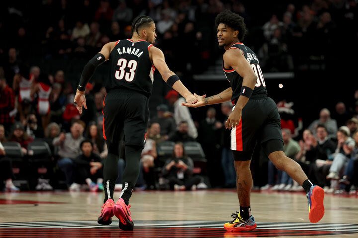 BlazersArgento's tweet photo. 🚨 ¡CONFIRMADO EL ROSTER HASTA EL FINAL DE TEMPORADA!

➔ PG: Simons / Henderson / Banton / McGowens
➔ SG: Sharpe / Thybulle / Rupert / Moore
➔ SF: Avdija / Camara / Murray / Minaya
➔ PF: Grant / Walker / Reath
➔ C: Ayton / Clingan / Williams III

Play-In 🔜 https://t.co/lwZPey6Mut