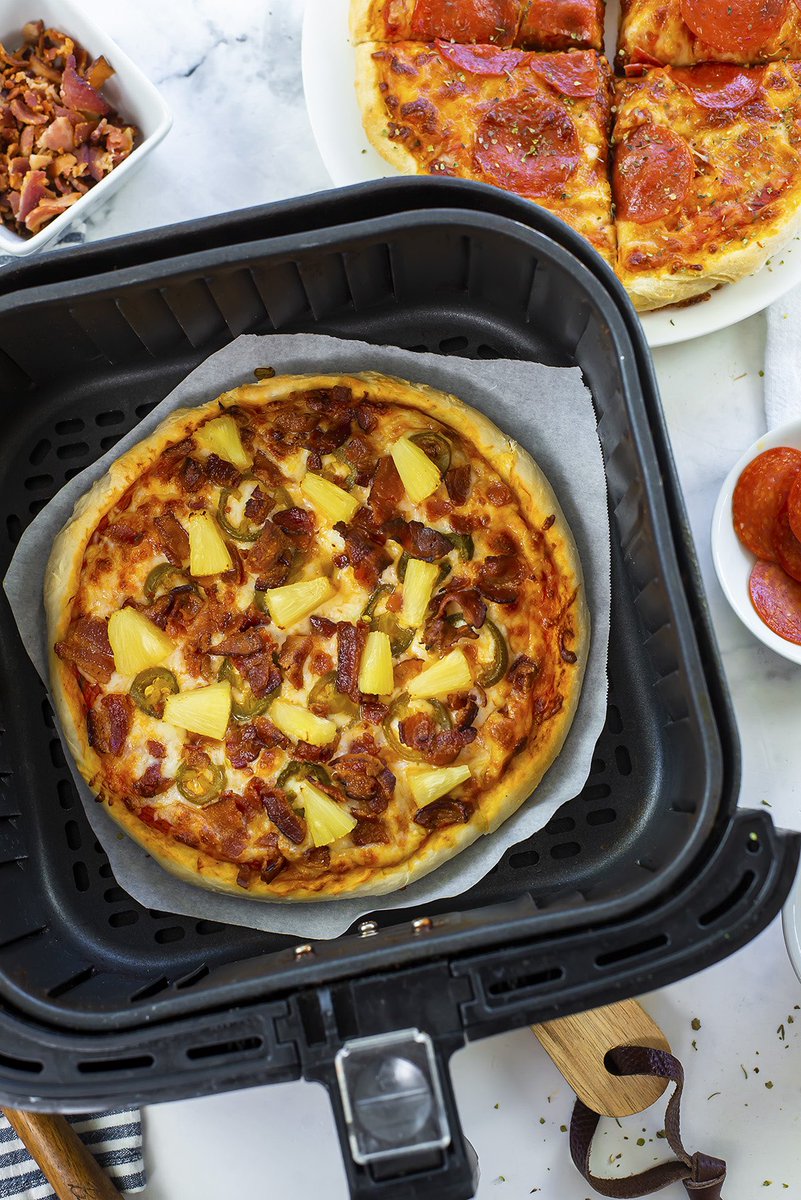 🚨| BREAKING: Phil Lester took his pizza out of the air fryer, but it was not done yet. The YouTuber will give it 2 more minutes to crisp.