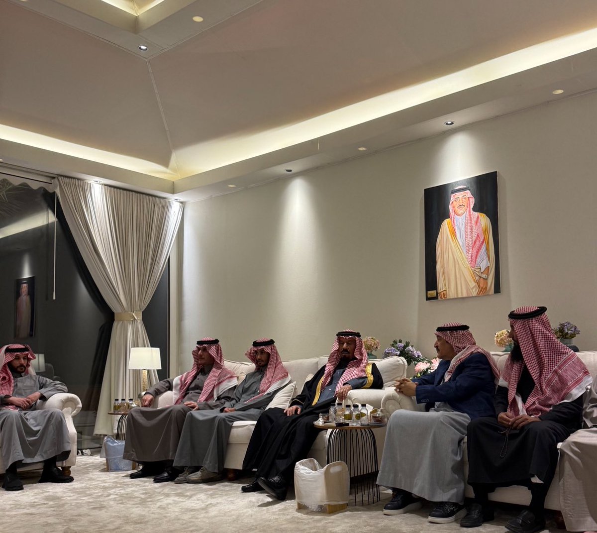 Otaibah_alhila's tweet photo. اقام الشيخ : محمد بن نايف بن جهجاه بن حميد
مأدبة عشاء على شرف الشيخ : ذعار بن ناصر العقيلي https://t.co/MLgAALFKMP
