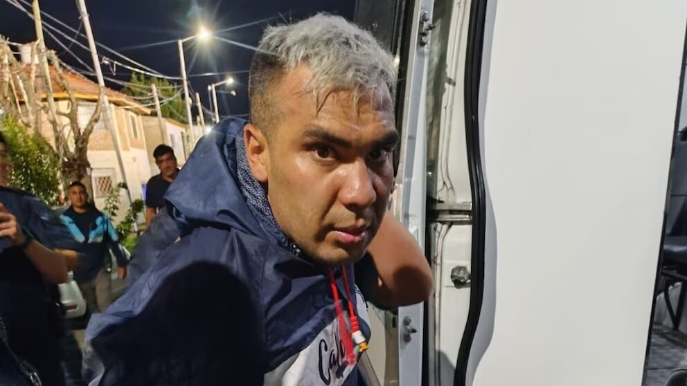 Chubutparatodos's tweet photo. Secuestros, entraderas en countries y robos piraña: el historial delictivo y la detención de película del jefe de la barra brava de Platense
https://t.co/RMzuIWEwnS
#BarraBravaDePlatense #KevinTorres https://t.co/kFFfDxSoTV