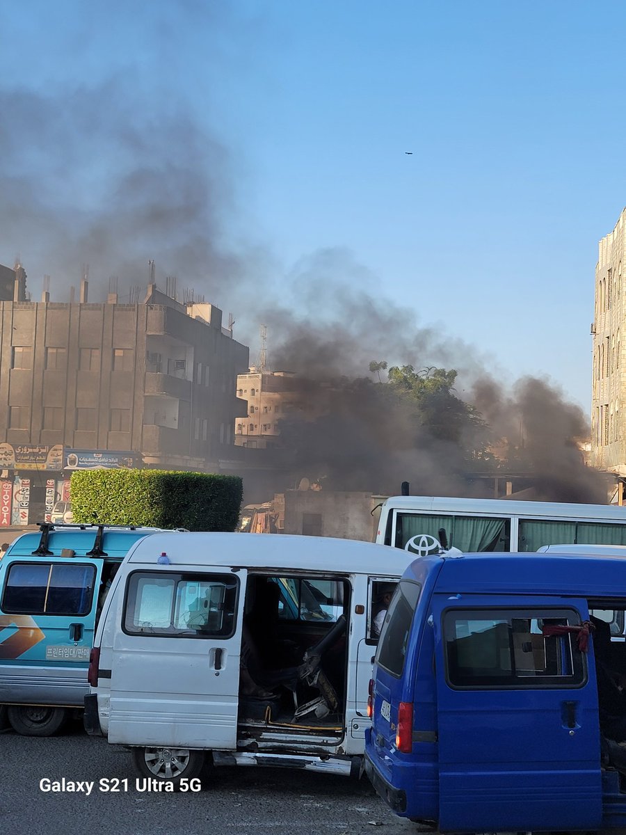 #عدن
احراق الاطارات واستخدام حاويات النفايات لقطع الطرقات على المواطنيين وتعطيل مصالحهم عمل يزيد من تعب الناس فوق ماهم متعبين، 
ومؤسف ان ترى نساء واطفال يضطرون للنزول من وسائل المواصلات ليستكملوا مشاويرهم سيراً على الاقدام وسط فوضى النيران واعمده الدخان.