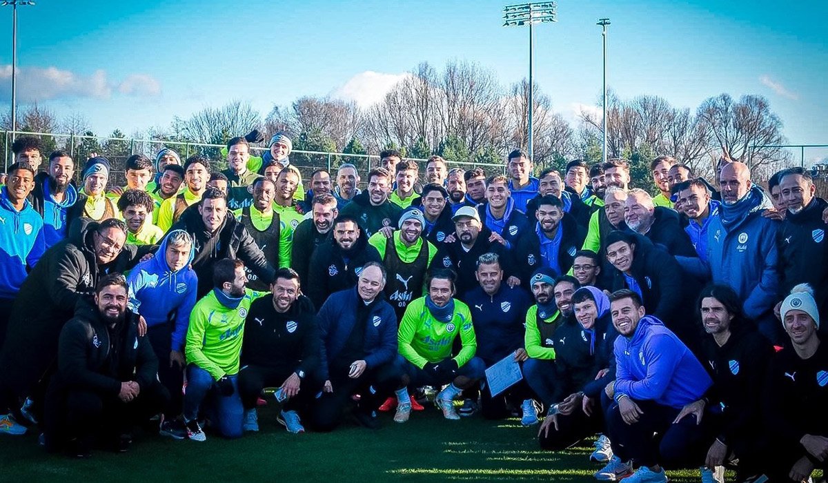 eldiabolivia's tweet photo. Bolívar vive una experiencia inolvidable con Guardiola y el equipo profesional del City
Conoce toda la información >> https://t.co/CAnMJkX0iH

#ElDíaBolivia #Bolívar #ManchesterCity #JosepGuardiola https://t.co/B4p6zSTDL8