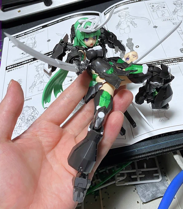 マガツキ キャットアーマーVer.を組んだ 素のマガツキが丸ごと入ってる上に新MSGがセットになったキットでやはり凄まじいボリューム… 緑のラメ入りTCSパーツが豪華でかっちょいいしカラーリングもイカすわね キャットアーマーも適度な可動域で楽しい組み心地だった、ナイスキット!