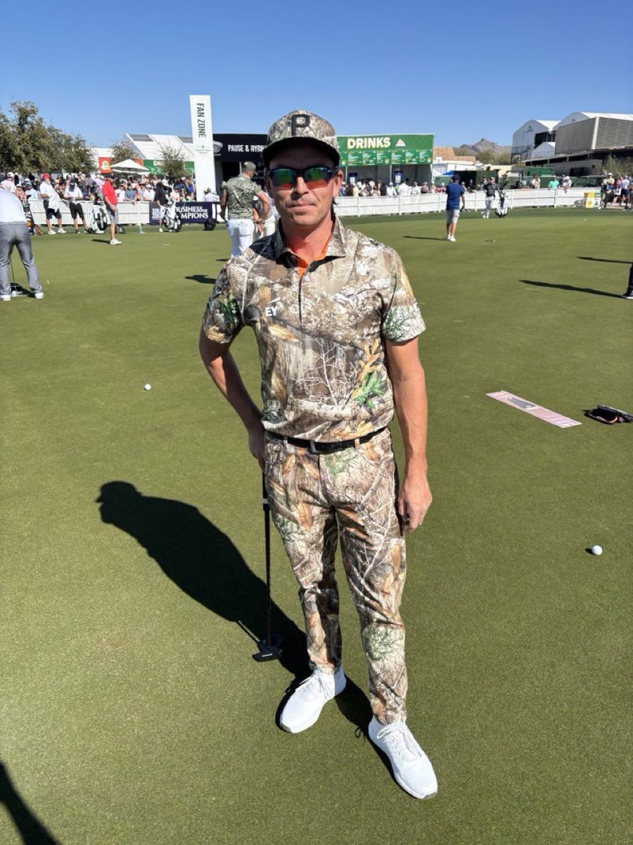 Daniel_Rapaport's tweet photo. I would comment on this outfit but there’s nothing to see there. https://t.co/7GRePTSsok