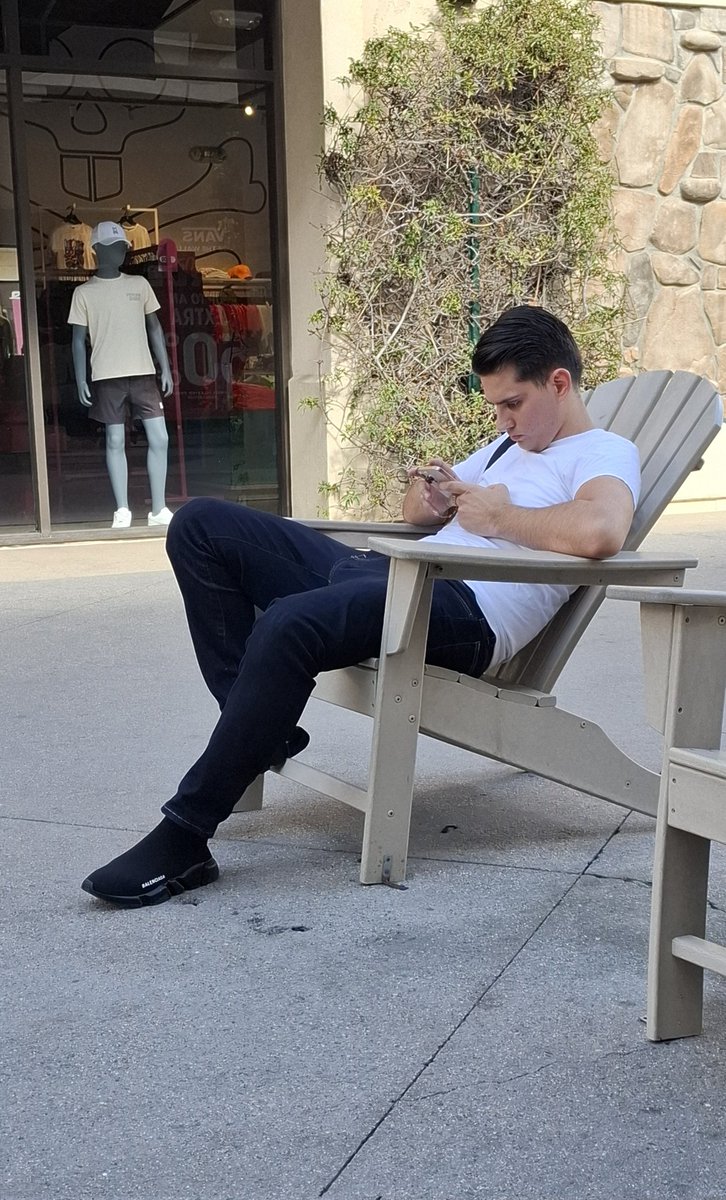 Ch1c0sD3L4C4ll3's tweet photo. Rest Partner At Mall #MallGuy #StreetGuy #RealGuy #ChicoDLCalle #Paparazzi from #SanYsidro #CA #USA 1/2 https://t.co/DpfSBYIgEu
