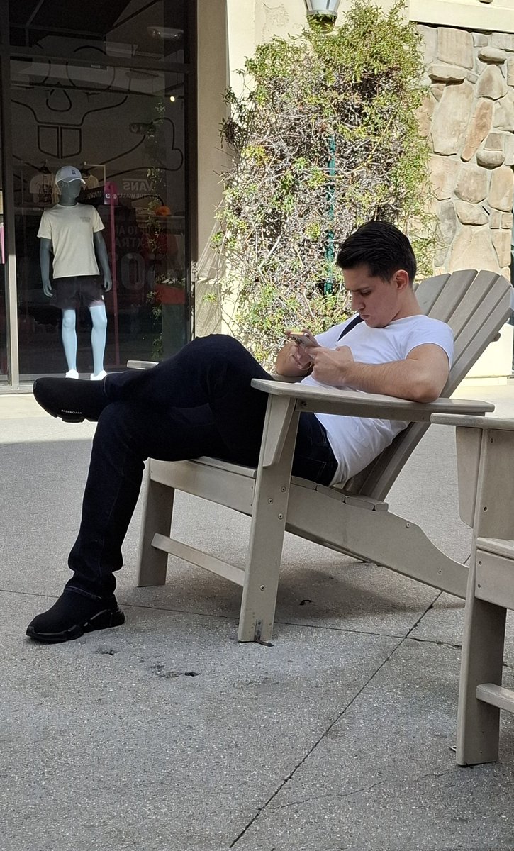 Ch1c0sD3L4C4ll3's tweet photo. Rest Partner At Mall #MallGuy #StreetGuy #RealGuy #ChicoDLCalle #Paparazzi from #SanYsidro #CA #USA 1/2 https://t.co/DpfSBYIgEu