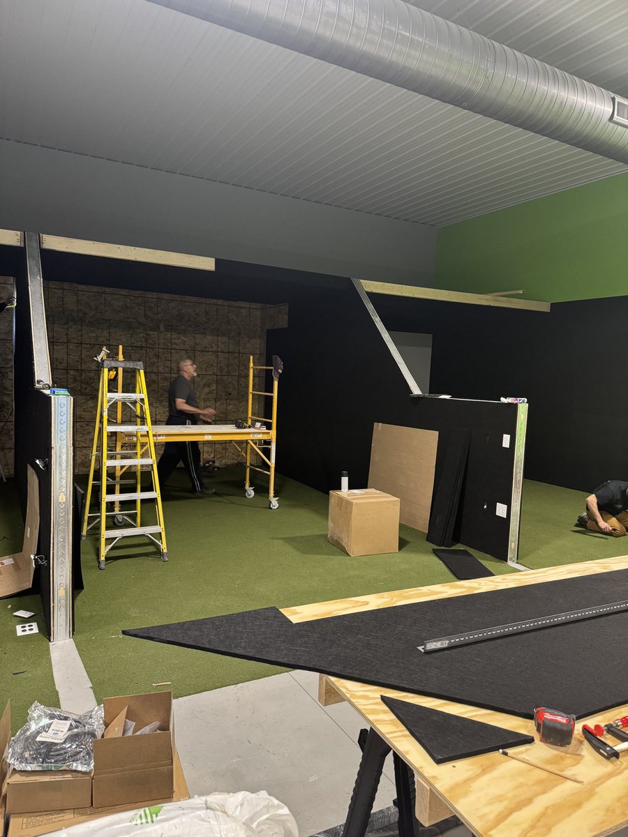 GolfNXTClub's tweet photo. We got the @FullSwingGolf team in the facilty installing our simulators! Super cool process to watch unfold! https://t.co/9CEBZLaRQY