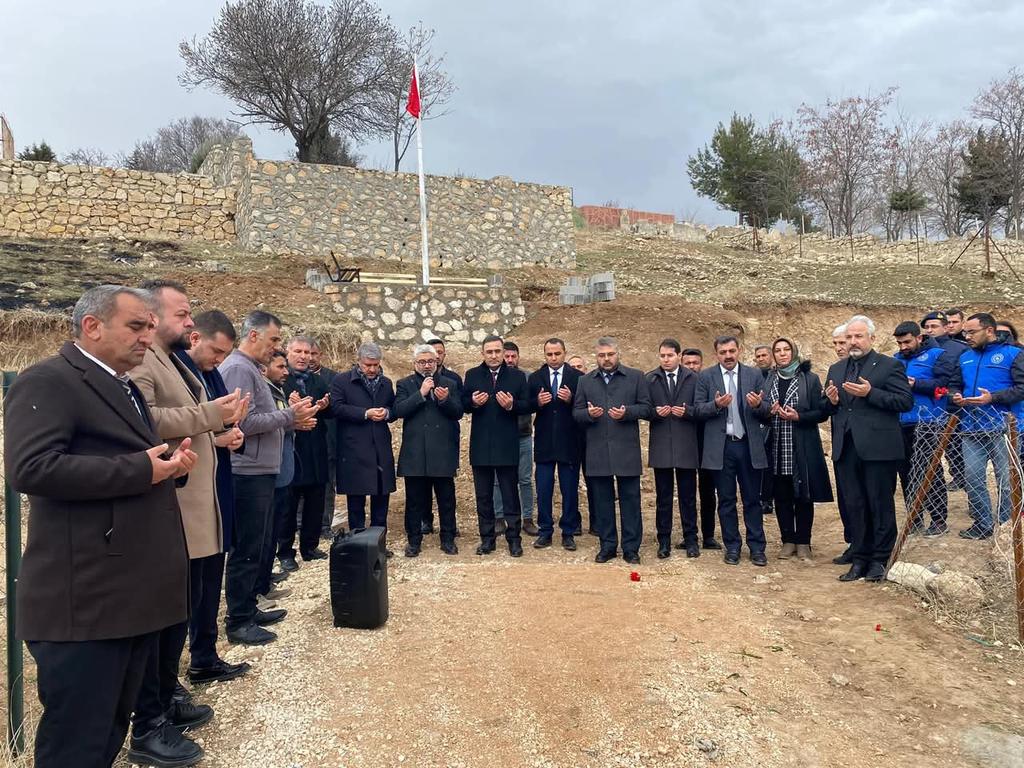 semra_semiz's tweet photo. 6 Şubat Asrın Felaketinin ikinci yıl dönümünü anma programlarına katılmak üzere ilçemizi ziyaret eden;  Aydın milletvekili Sn #ÖmerÖzmen Afyon Milletvekili Sn #HasanAslan 
 ile birlikte deprem şehitliğimizde ailelerimize bir araya gelerek başsağlığı ve sabırlar diledik https://t.co/TxdGgodGT4