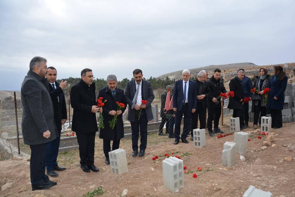semra_semiz's tweet photo. 6 Şubat Asrın Felaketinin ikinci yıl dönümünü anma programlarına katılmak üzere ilçemizi ziyaret eden;  Aydın milletvekili Sn #ÖmerÖzmen Afyon Milletvekili Sn #HasanAslan 
 ile birlikte deprem şehitliğimizde ailelerimize bir araya gelerek başsağlığı ve sabırlar diledik https://t.co/TxdGgodGT4