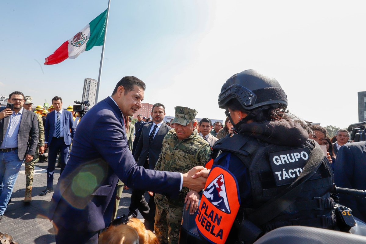 armentapuebla_'s tweet photo. ¡Puebla será un recinto de protección al ambiente!🌎✨

Con la creación de la Policía Forestal👮🏼‍♀️👮🏻‍♂️ y la Guardia Forestal🚨🚔, combatimos la tala ilegal🚫🪵 de nuestros bosques🌳🌲 y protegemos al medio ambiente🫶🏼.

Impulsamos la política forestal de nuestra presidenta, la Dra. @Claudiashein, con acciones contundentes para la seguridad de nuestros ecosistemas.🌱🍃💧

#PorAmorAPuebla 
#PensarEnGrande