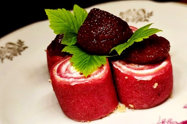 proborsch's tweet photo. 💖 Beat the Valentine's blues with these Berrylicious Beetroot Crepes! Filled with creamy cheese and topped with caramelized strawberries, they’re the perfect treat! 🍓✨

🔗 💖 https://t.co/iDA2z9Z8KC

#proborsch #food #dessert #ValentinesDay #recipe #RecipeOfTheDay #Cooking https://t.co/rsZhXxd9xH