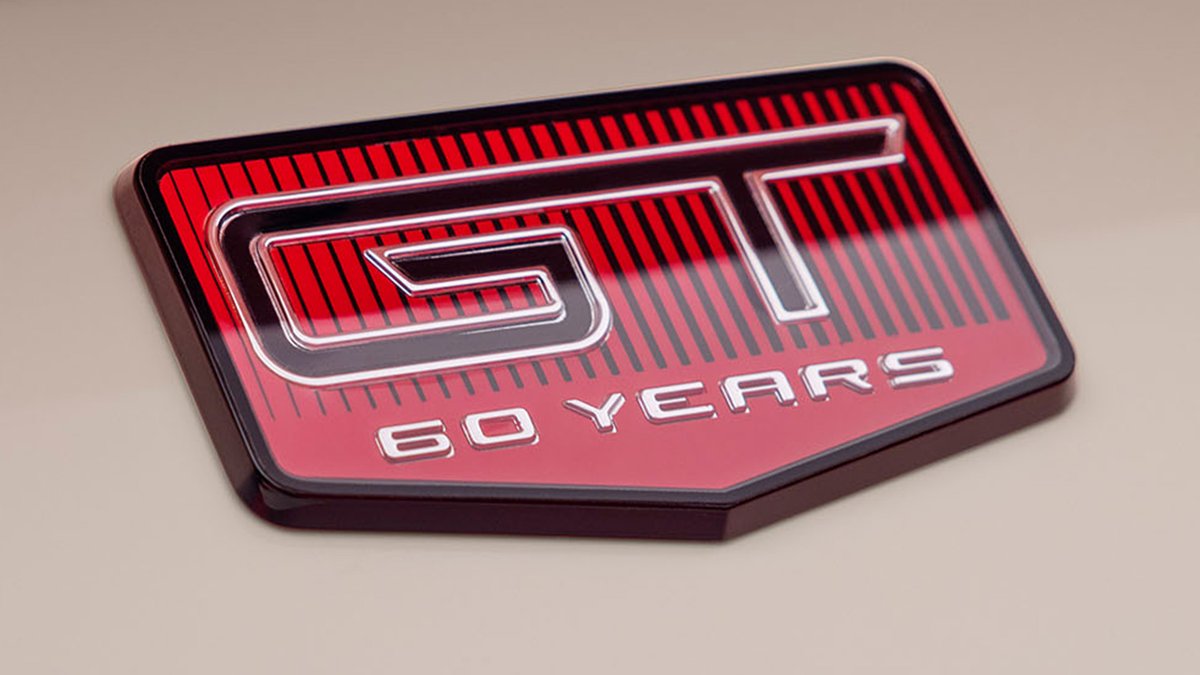 Equipado con rines de 20 pulgadas de diseño único, #FordMustang edición especial 60 aniversario: el homenaje a una leyenda. spr.ly/6019I1LVS