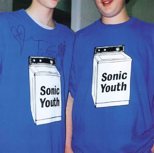 De El Bicho a Sonic Youth. Entre bailaoras y lavadoras a punto de centrifugar, nuestra cadena imposible de portadas nos lleva a otro clásico del indie de los 90.

rockpapeltijeras.com/portadas-de-di…