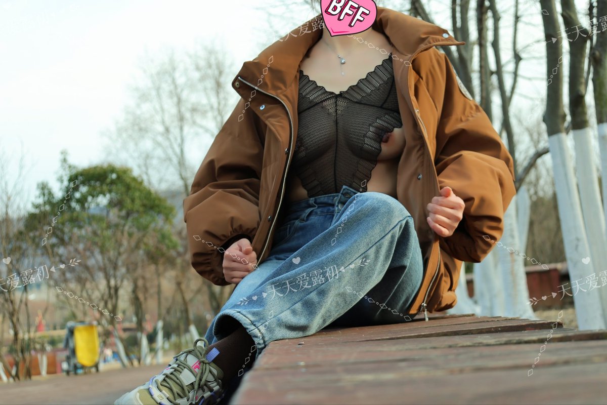 接到粉丝的露出任务订单，大冷天的模特依旧坚持真空。
@007share 
@wqganenshi_ 
@Public_Catgirl1 
@luchu888888 https://t.co/JJeH1dF49f