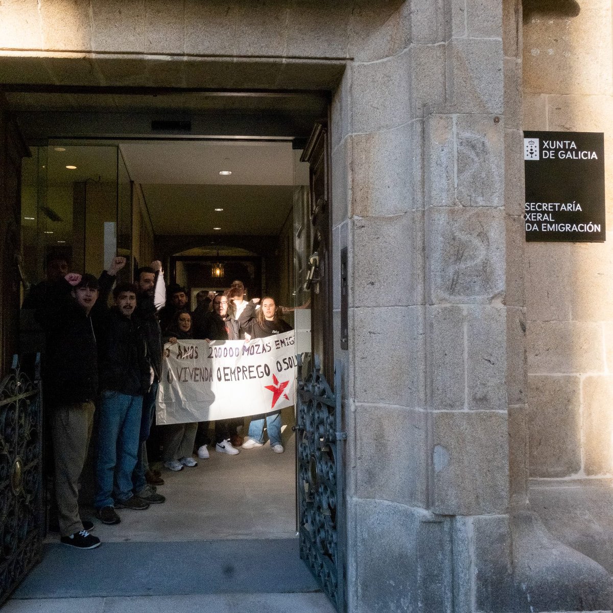 REPRIMEN, MAIS NON NOS CALARÁN!

Onte tomamos a Secretaría Xeral de Emigración para denunciar a realidade que vive a mocidade galega: sen traballo, sen vivenda e sen futuro na nosa terra.

‼️ Cal foi a resposta? Un dispositivo policial desmesurado para nos tentar silenciar.

📢