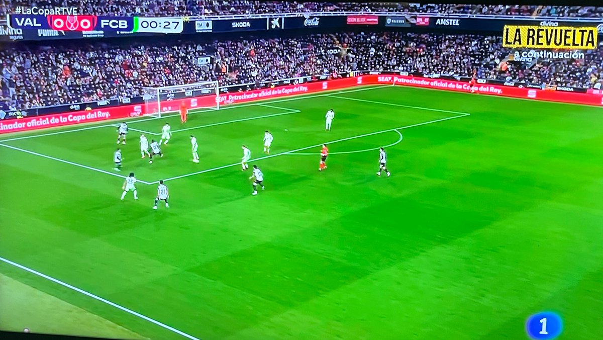 Amb la de barbaritats que hem de veure a les categories semiprofessionals (canvis de mitgetes o pantalons, gris que suposadament confon amb blau i mil bestieses més) i el Barça juga així a Mestalla quan es veu mil vegades millor amb la primera. Té nassos el tema…