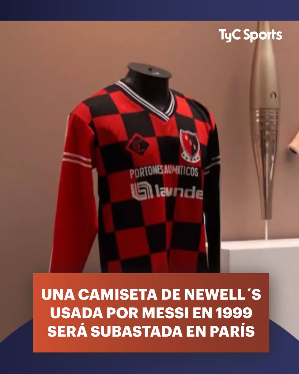 TyCSports's tweet photo. 🔴⚫ Una camiseta de Newell´s utilizada por Lionel Messi en 1999 será subastada en el museo Grand Palais de París por la casa Bonhams, la cual estima que tiene un precio de entre 80.000 y 120.000 euros y será una de las grandes animadoras del evento, junto a una casaca del basquetbolista Michael Jordan y una colección de autos clasicos.

🎙️ Gabriel Rapetti, jefe de venta de la empresa francesa, destac�� el valor de la reliquia rosarina: “Es algo bastante excepcional, raro y preciado, incluso para los aficionados al deporte”. La remera sería la que el astro argentino intercambió con Mariano Pereyra en un duelo de la categoría 1987 frente a General Paz Juniors de Córdoba, disputado en junio del último año del siglo XX.
