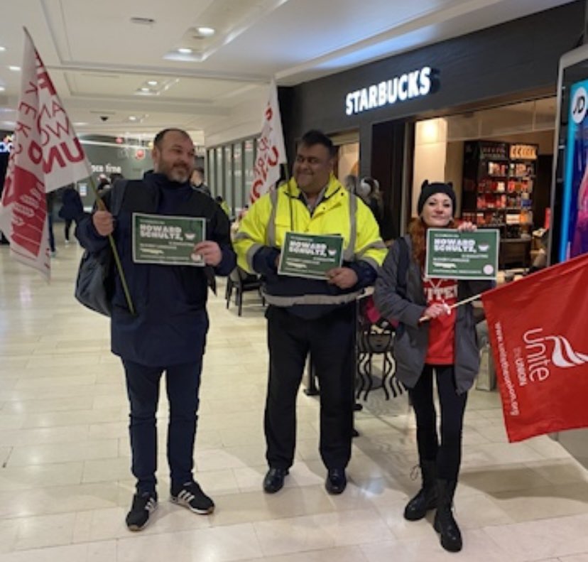 unitehospoEM's tweet photo. Unite Hospitality continues to stand with @SBWorkersUnited in their fight to get what they deserve. Full Solidarity from all of us here in the UK! To Starbucks Workers United! ✊🏼🇺🇸
#fastfoodglobal #nocontractnocoffee https://t.co/swRA4EJ9AG
